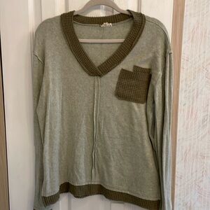 Ladies top
Material is 100% Polyester